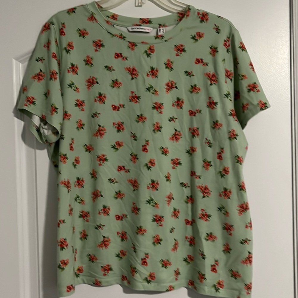 Isaac Mizrahi Live! Short sleeve tee shirt. Size Large.